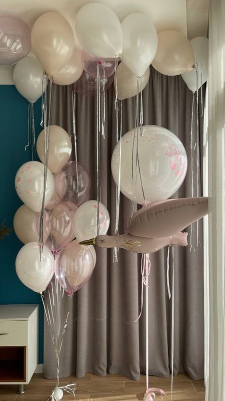 Розово-белые шары с аистом