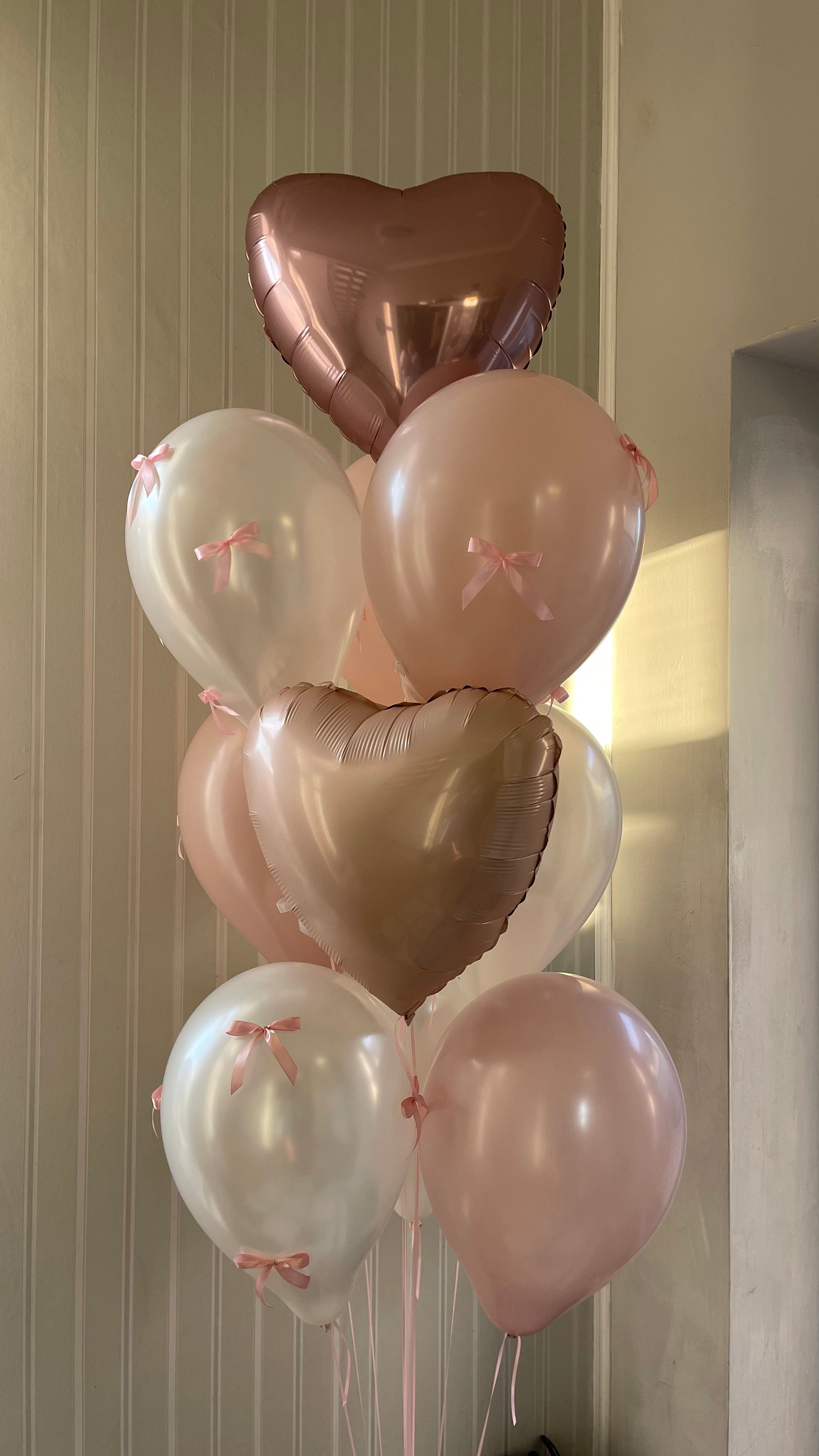 Милая связка шаров с бантиками