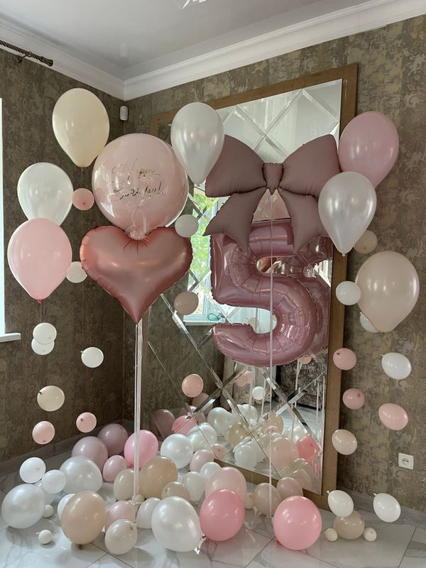 Розовая композиция с капельками