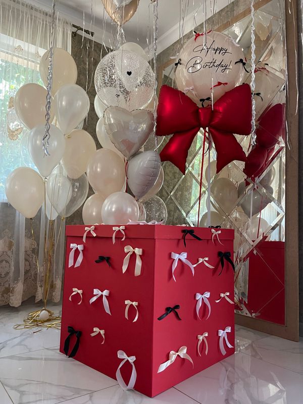 Красная коробка с шарами