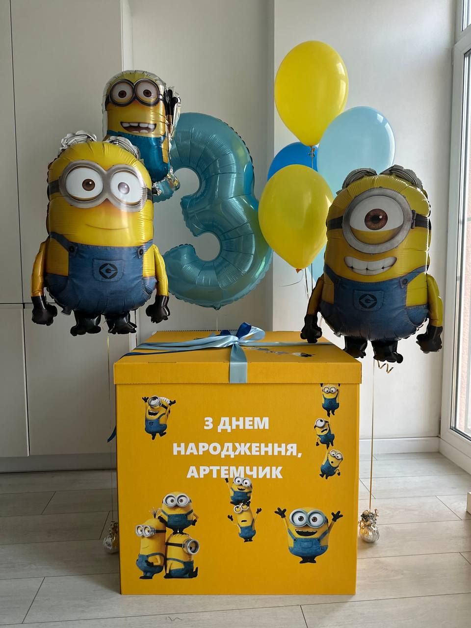 Миньоны с коробкой